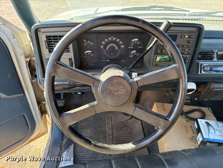 image for item EU5100 1989 Chevrolet C2500 flatbed pickup truck