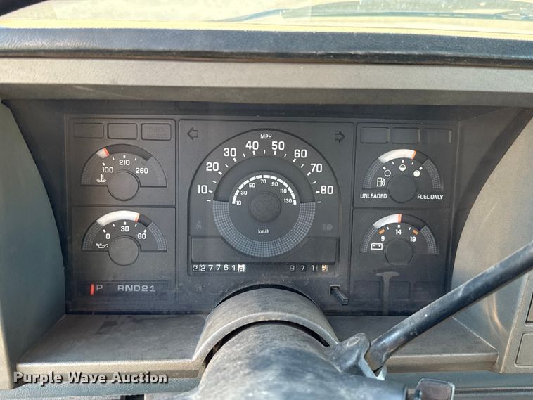 image for item EU5100 1989 Chevrolet C2500 flatbed pickup truck