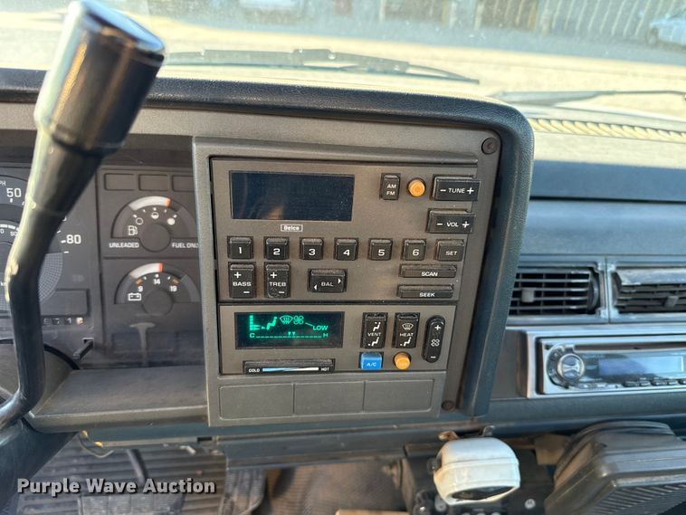 image for item EU5100 1989 Chevrolet C2500 flatbed pickup truck