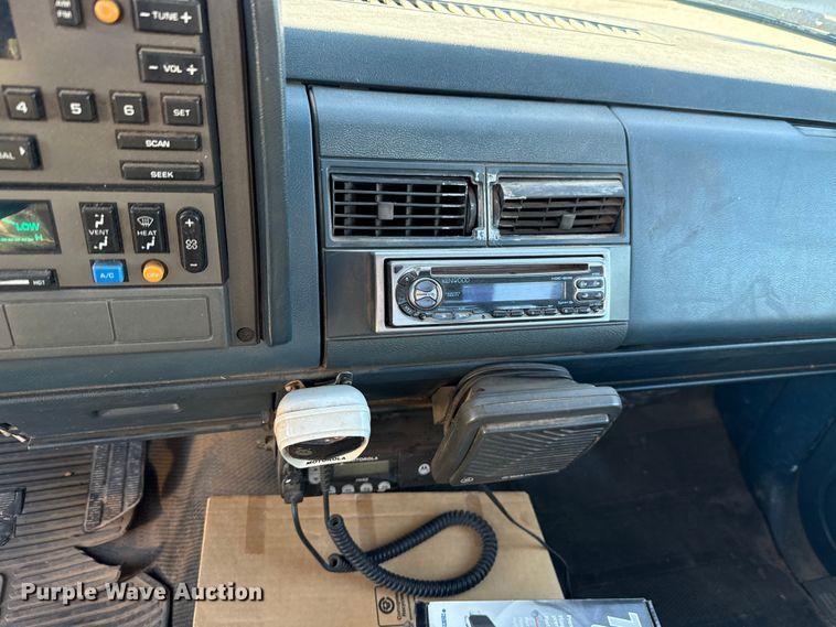 image for item EU5100 1989 Chevrolet C2500 flatbed pickup truck