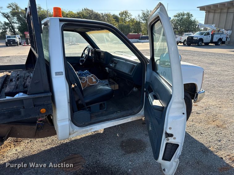 image for item EU5100 1989 Chevrolet C2500 flatbed pickup truck