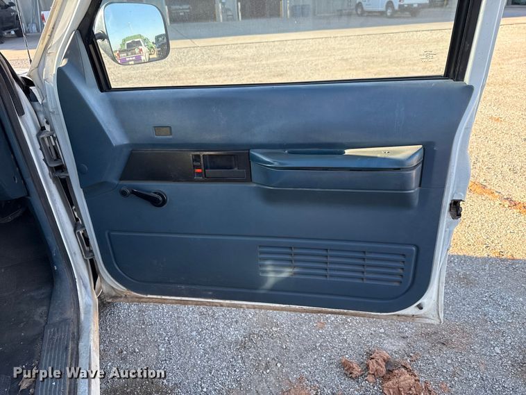 image for item EU5100 1989 Chevrolet C2500 flatbed pickup truck