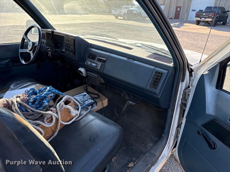 image for item EU5100 1989 Chevrolet C2500 flatbed pickup truck