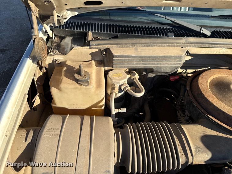 image for item EU5100 1989 Chevrolet C2500 flatbed pickup truck