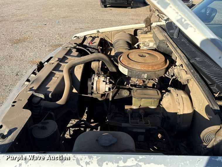 image for item EU5100 1989 Chevrolet C2500 flatbed pickup truck