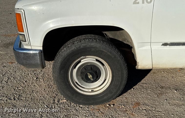 image for item EU5100 1989 Chevrolet C2500 flatbed pickup truck