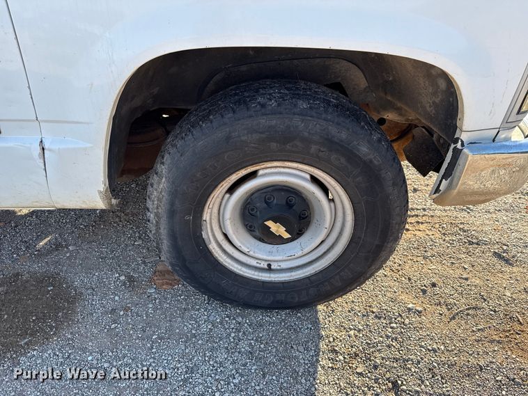 image for item EU5100 1989 Chevrolet C2500 flatbed pickup truck