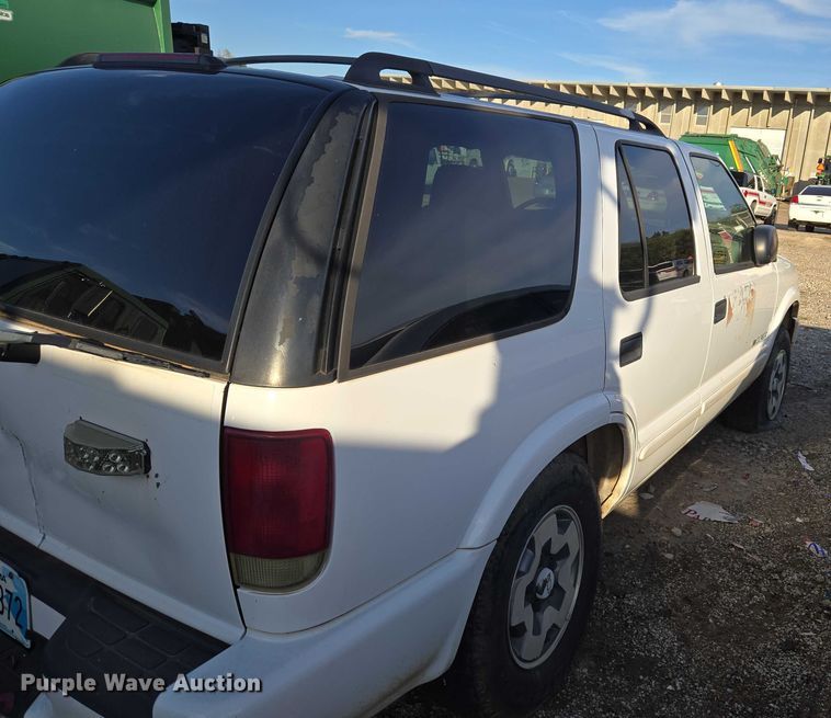 image for item EU5105 2004 Chevrolet Blazer SUV