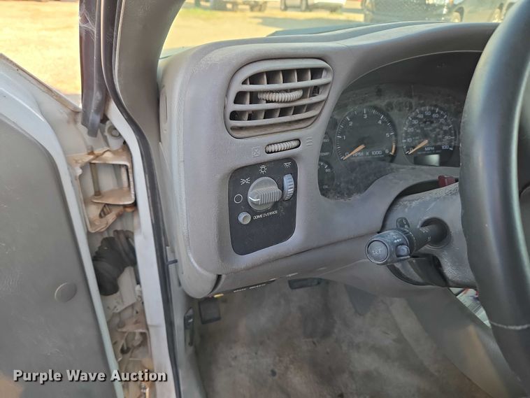 image for item EU5105 2004 Chevrolet Blazer SUV