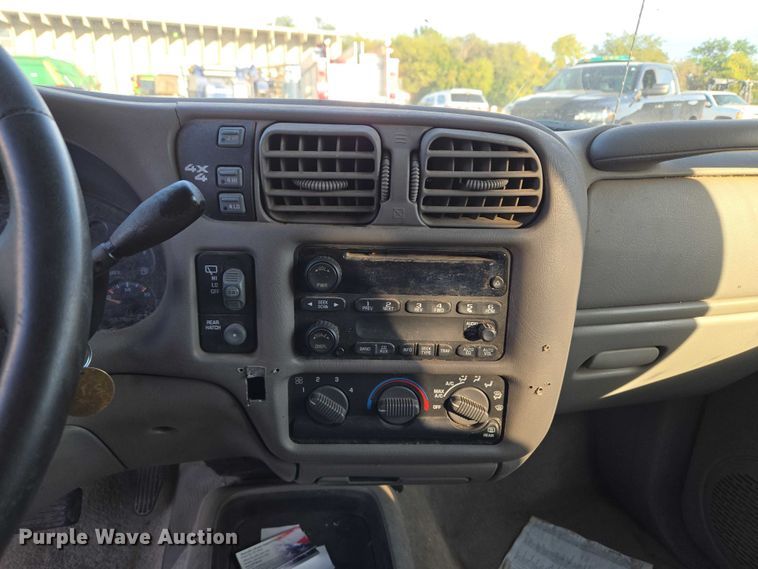 image for item EU5105 2004 Chevrolet Blazer SUV