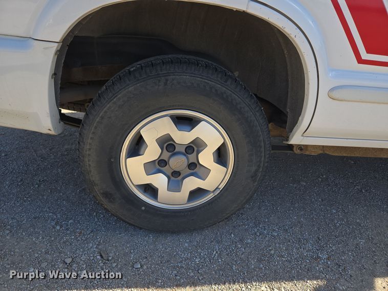 image for item EU5110 2004 Chevrolet Blazer SUV