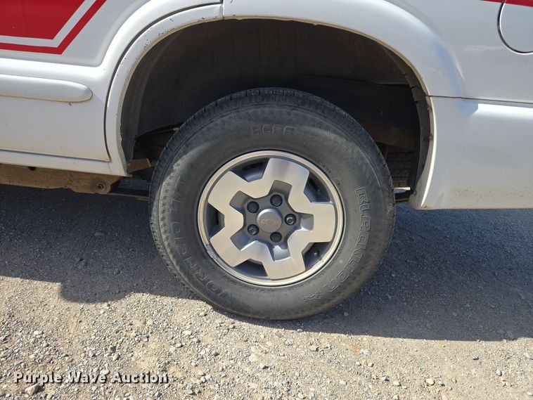 image for item EU5110 2004 Chevrolet Blazer SUV