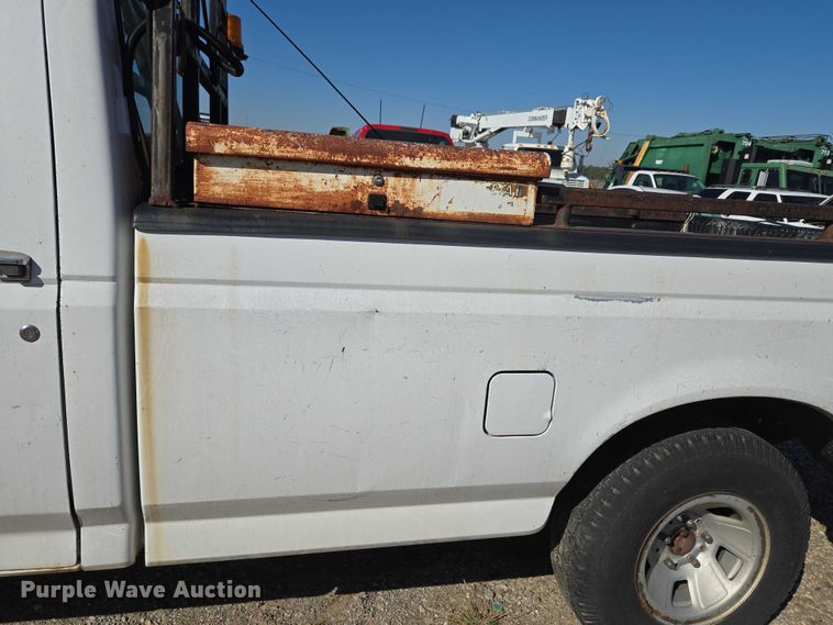 image for item EU5122 1994 Ford F150 pickup truck