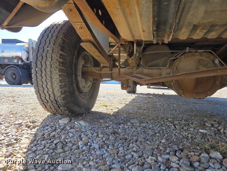 image for item EU5122 1994 Ford F150 pickup truck