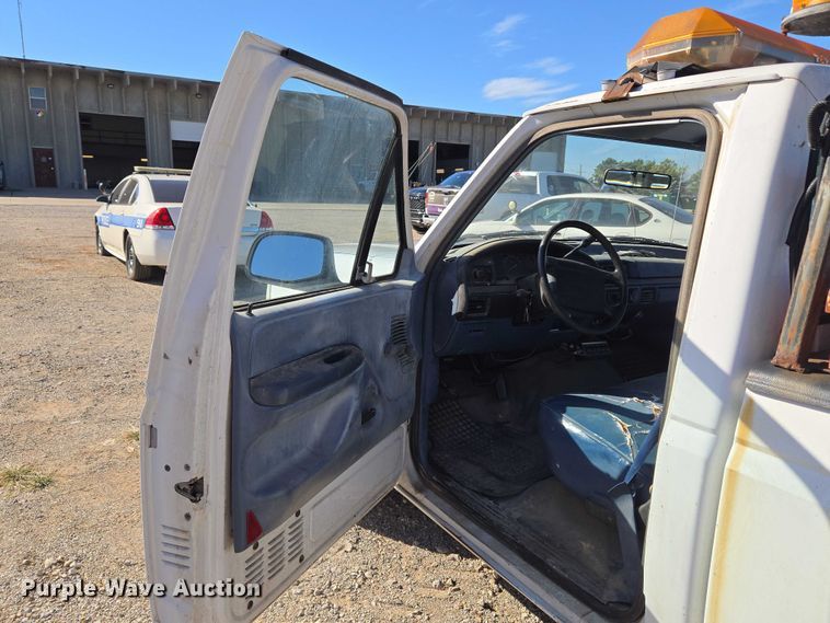 image for item EU5122 1994 Ford F150 pickup truck