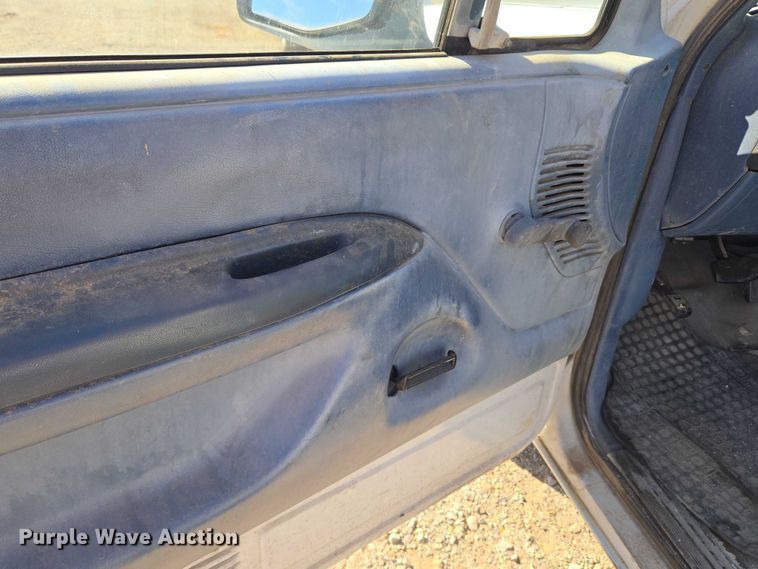 image for item EU5122 1994 Ford F150 pickup truck