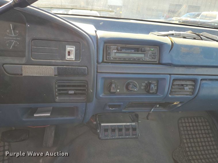 image for item EU5122 1994 Ford F150 pickup truck