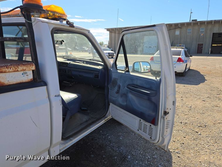 image for item EU5122 1994 Ford F150 pickup truck