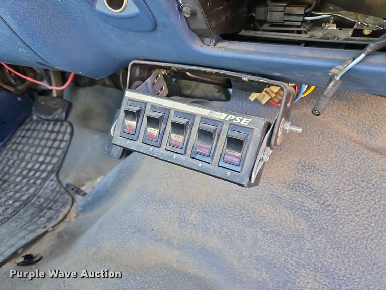 image for item EU5122 1994 Ford F150 pickup truck