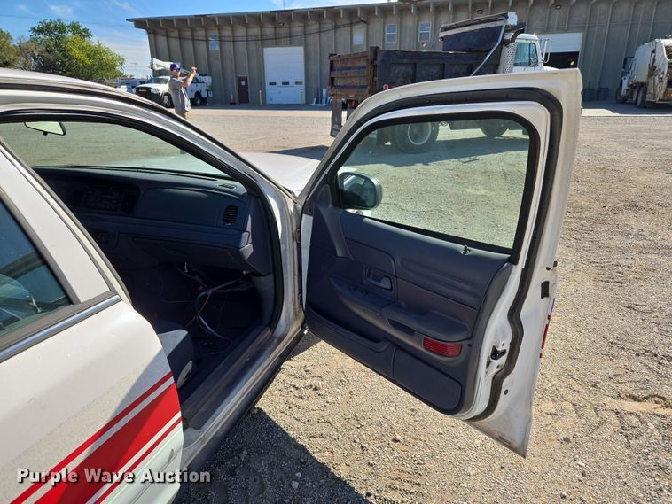 image for item EU5123 2000 Ford Crown Victoria Police Interceptor 