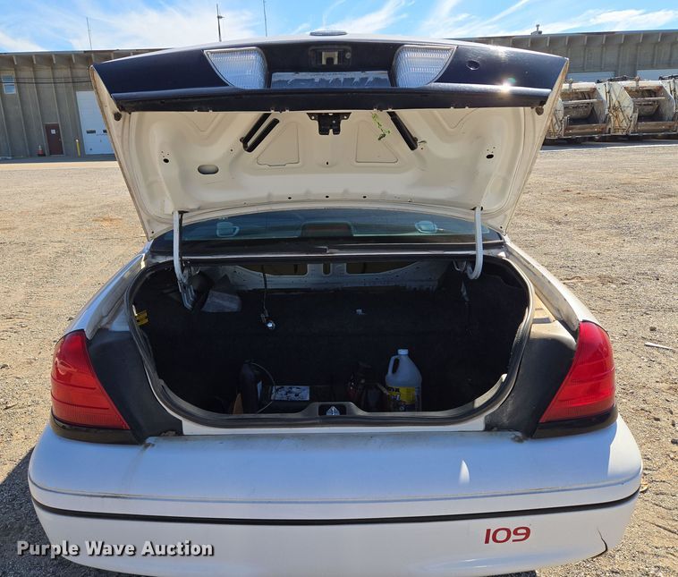 image for item EU5123 2000 Ford Crown Victoria Police Interceptor 