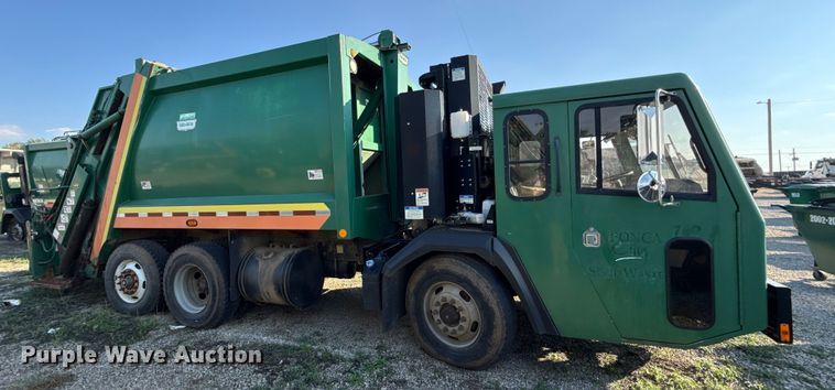 image for item EU5129 2016 Crane Carrier Low Entry refuse truck
