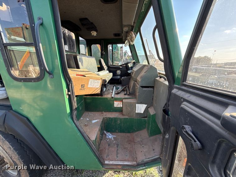 image for item EU5129 2016 Crane Carrier Low Entry refuse truck