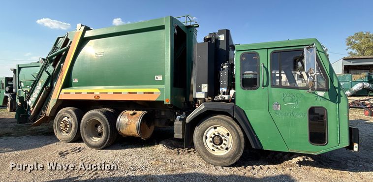 image for item EU5130 2015 Crane Carrier Low Entry refuse truck