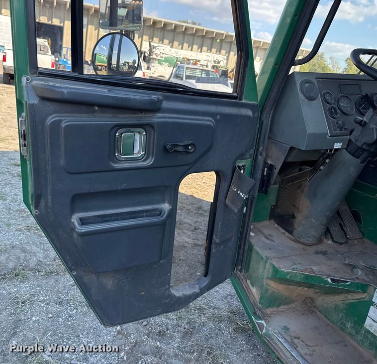 image for item EU5130 2015 Crane Carrier Low Entry refuse truck