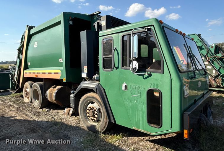 image for item EU5131 2016 Crane Carrier Low Entry refuse truck