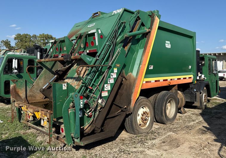 image for item EU5131 2016 Crane Carrier Low Entry refuse truck