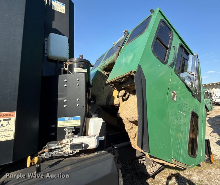 image for item EU5131 2016 Crane Carrier Low Entry refuse truck