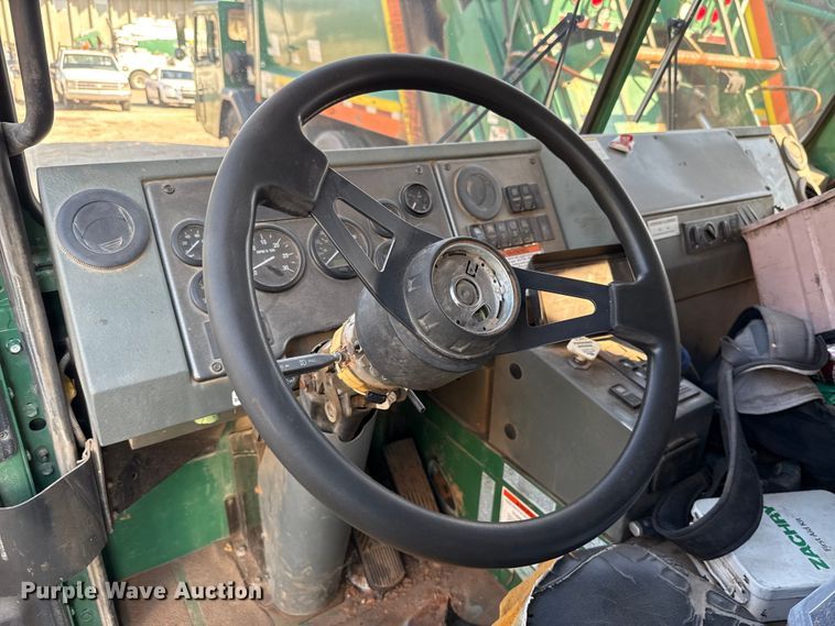 image for item EU5131 2016 Crane Carrier Low Entry refuse truck