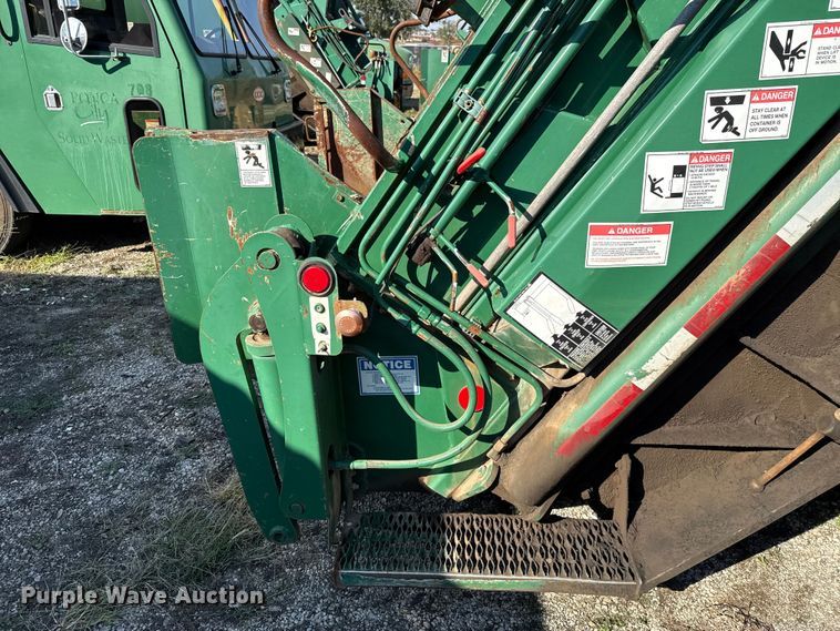 image for item EU5132 2016 Crane Carrier Low Entry refuse truck