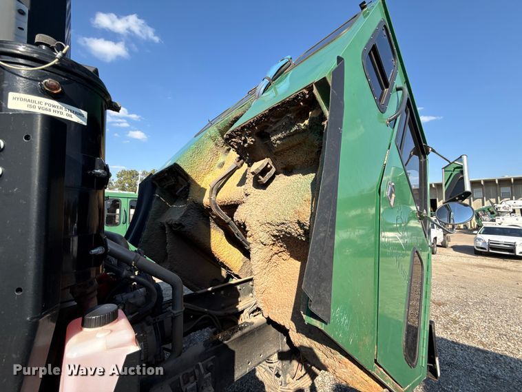 image for item EU5132 2016 Crane Carrier Low Entry refuse truck