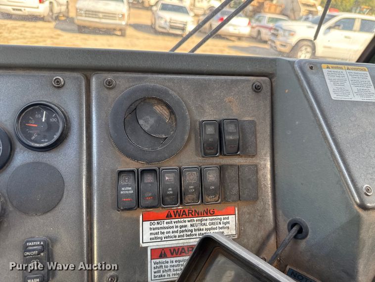 image for item EU5132 2016 Crane Carrier Low Entry refuse truck