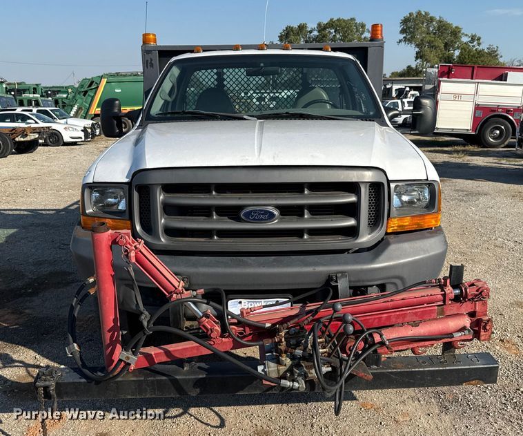 image for item EU5136 2000 Ford F450 Super Duty flatbed truck