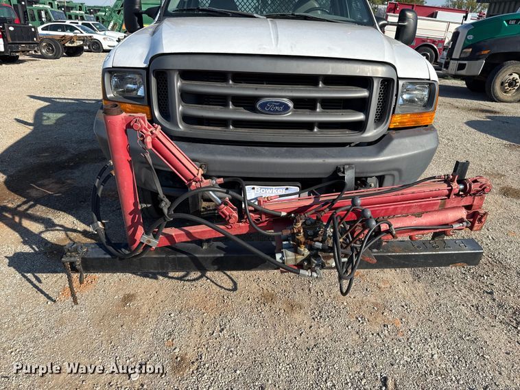 image for item EU5136 2000 Ford F450 Super Duty flatbed truck