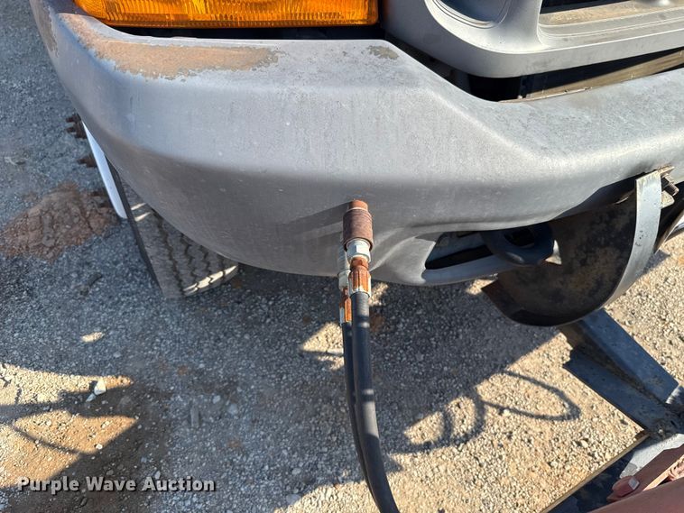 image for item EU5136 2000 Ford F450 Super Duty flatbed truck