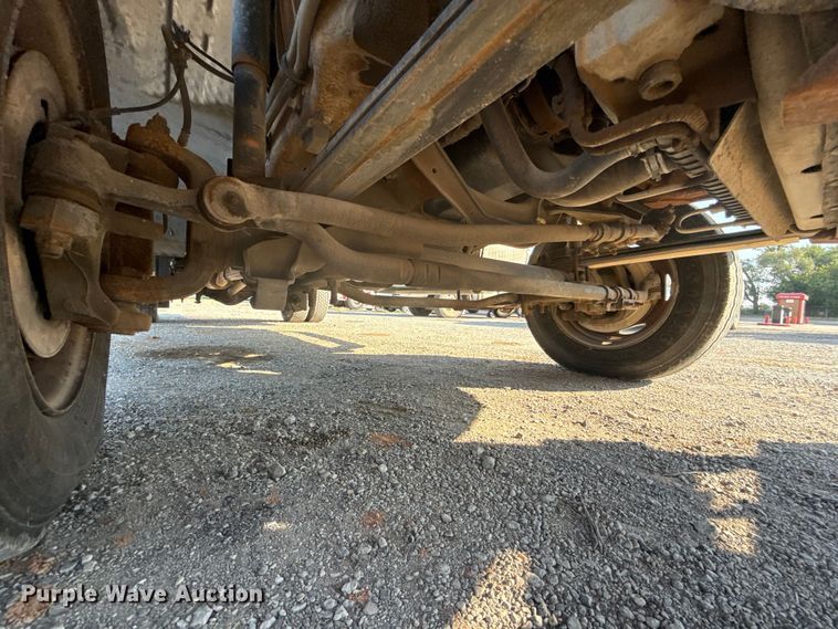 image for item EU5136 2000 Ford F450 Super Duty flatbed truck