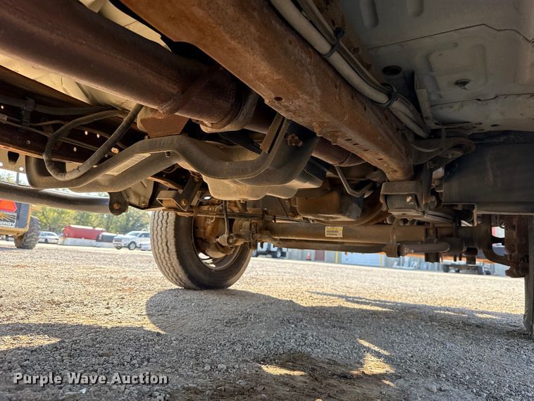 image for item EU5136 2000 Ford F450 Super Duty flatbed truck