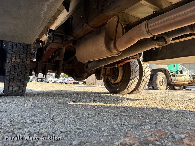 image for item EU5136 2000 Ford F450 Super Duty flatbed truck