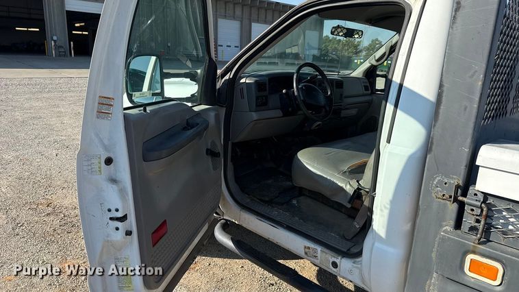 image for item EU5136 2000 Ford F450 Super Duty flatbed truck