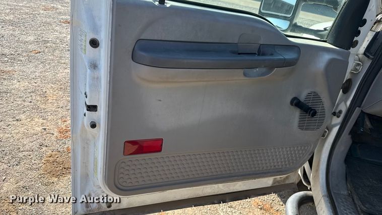 image for item EU5136 2000 Ford F450 Super Duty flatbed truck