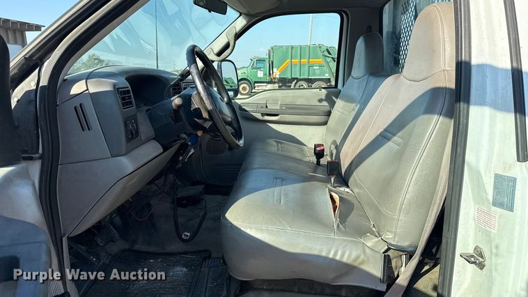 image for item EU5136 2000 Ford F450 Super Duty flatbed truck