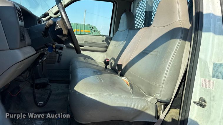 image for item EU5136 2000 Ford F450 Super Duty flatbed truck