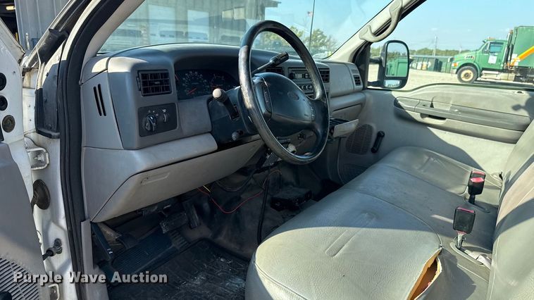 image for item EU5136 2000 Ford F450 Super Duty flatbed truck