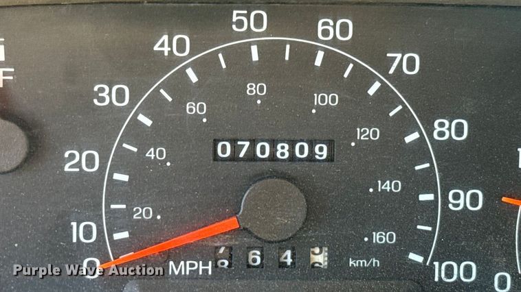 image for item EU5136 2000 Ford F450 Super Duty flatbed truck