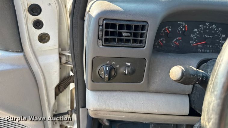 image for item EU5136 2000 Ford F450 Super Duty flatbed truck