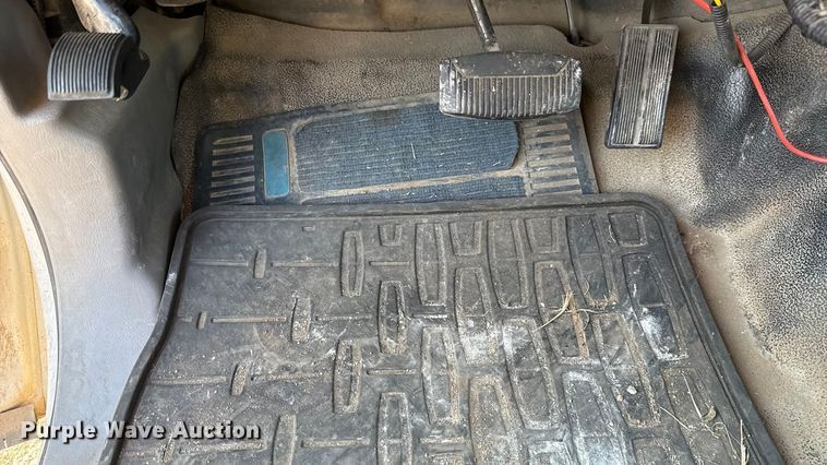 image for item EU5136 2000 Ford F450 Super Duty flatbed truck